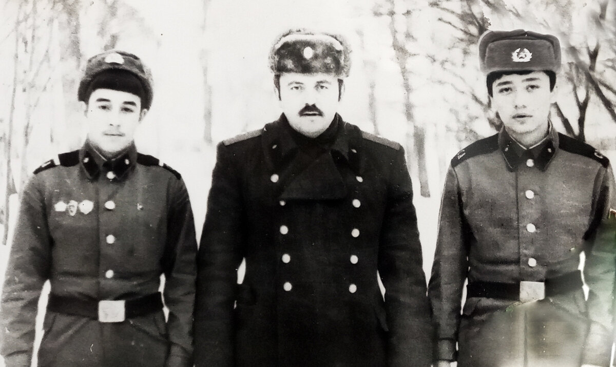 Малыш, комвзвода пр-к Никоненко  и я.  (фото из альбома автора)