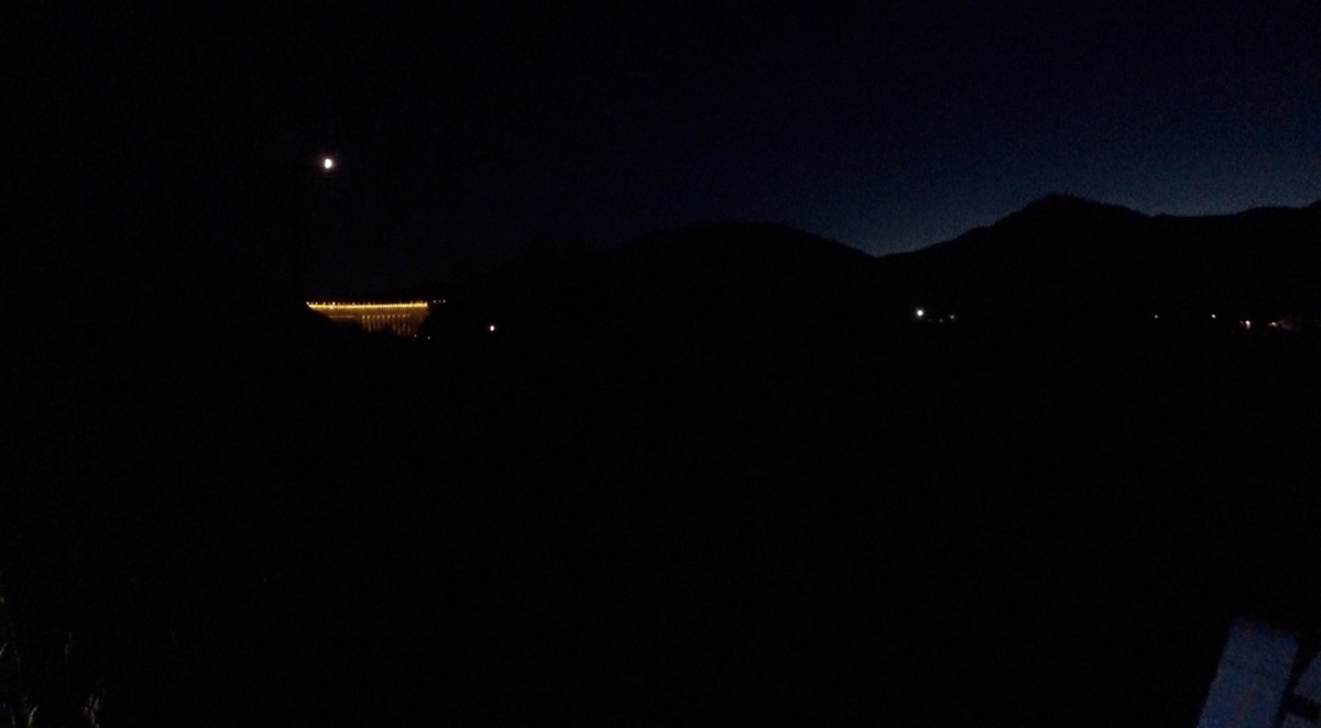 Вид на плотину СШГЭС с моста через Енисей.