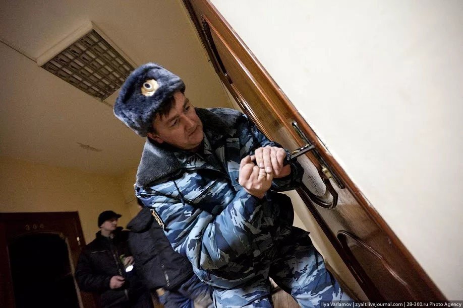 основания для проверки документов полицией. милиция в глазке. полицейский в квартире. откройте милиция. что будет если не открыть полиции.