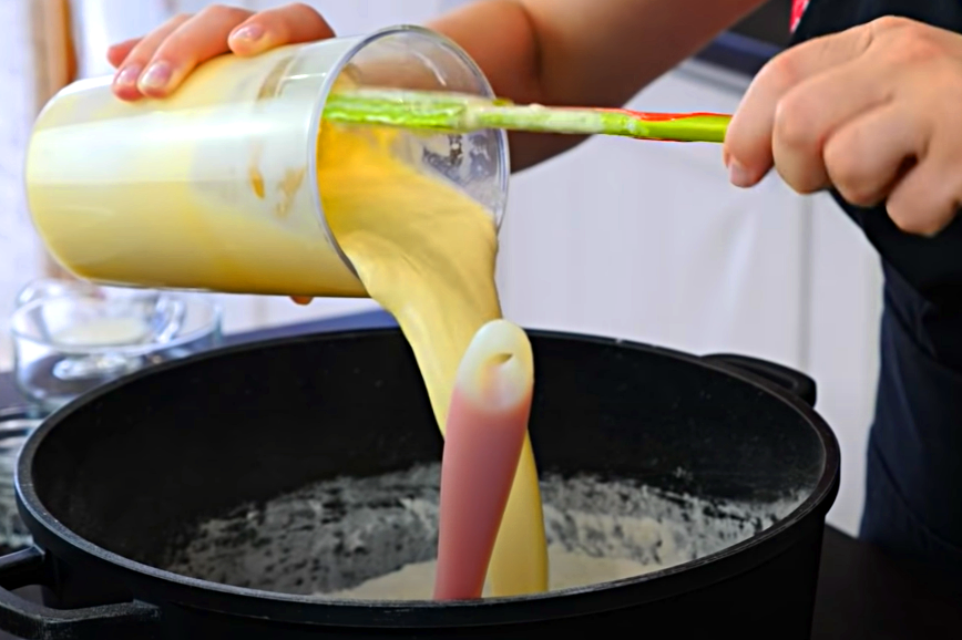 Соединяем консистенцию желтков с мукой.