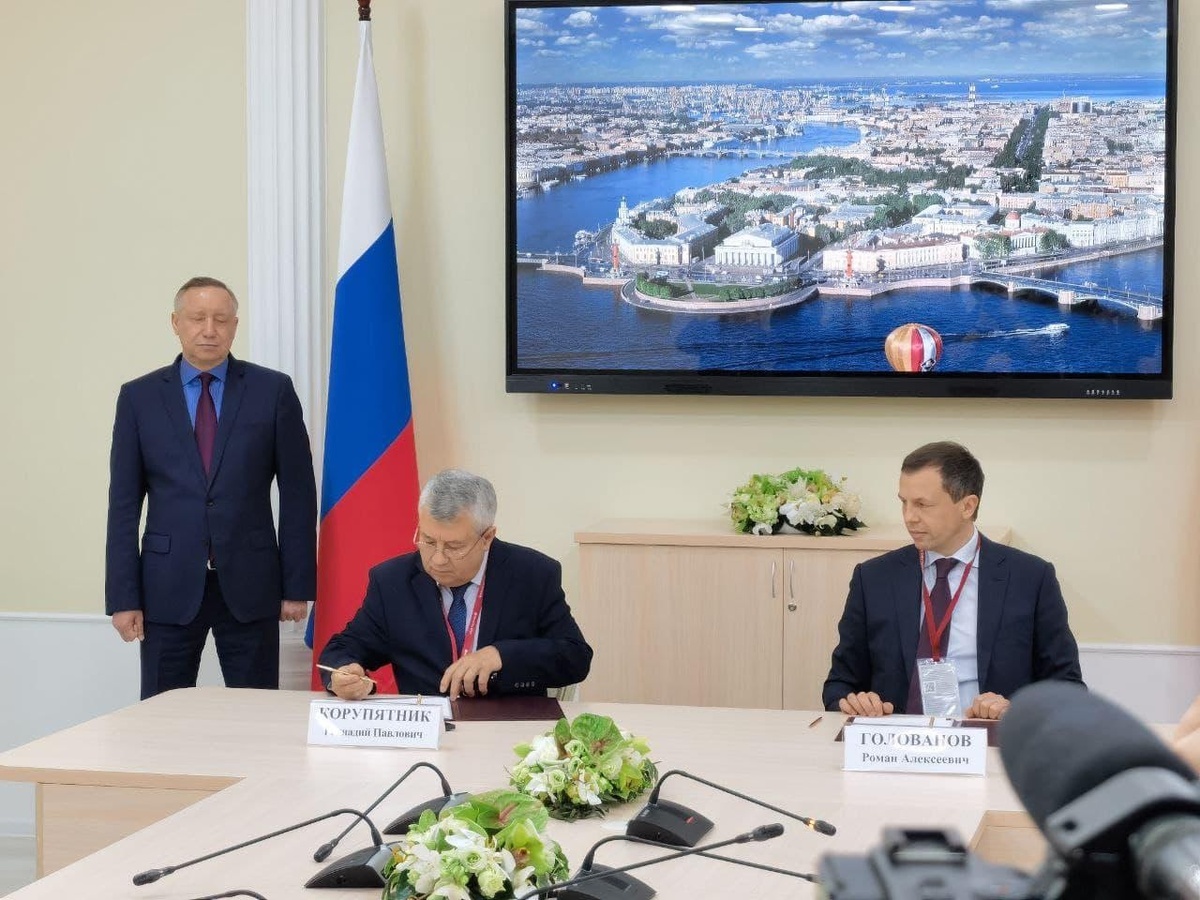 Подписание соглашений между городскими властями и компанией «Мегалайн». Фото представлено пресс-службой компании "Мегалайн"