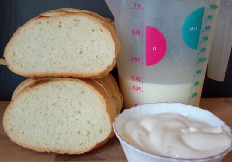 Нарезной батон, молоко и майонез.