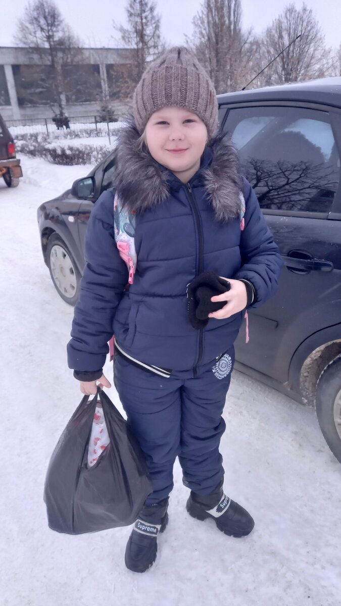 это сегодня утром, идет в школу