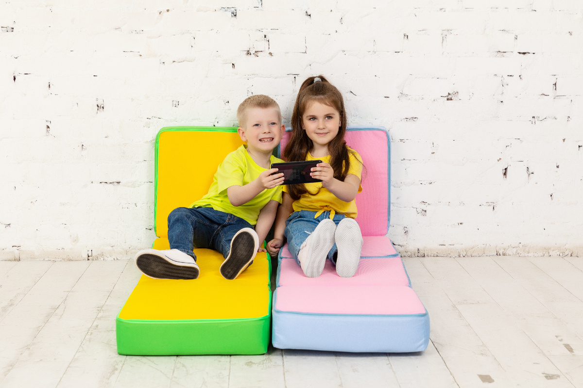 На фото мягкий пуфики Магматик