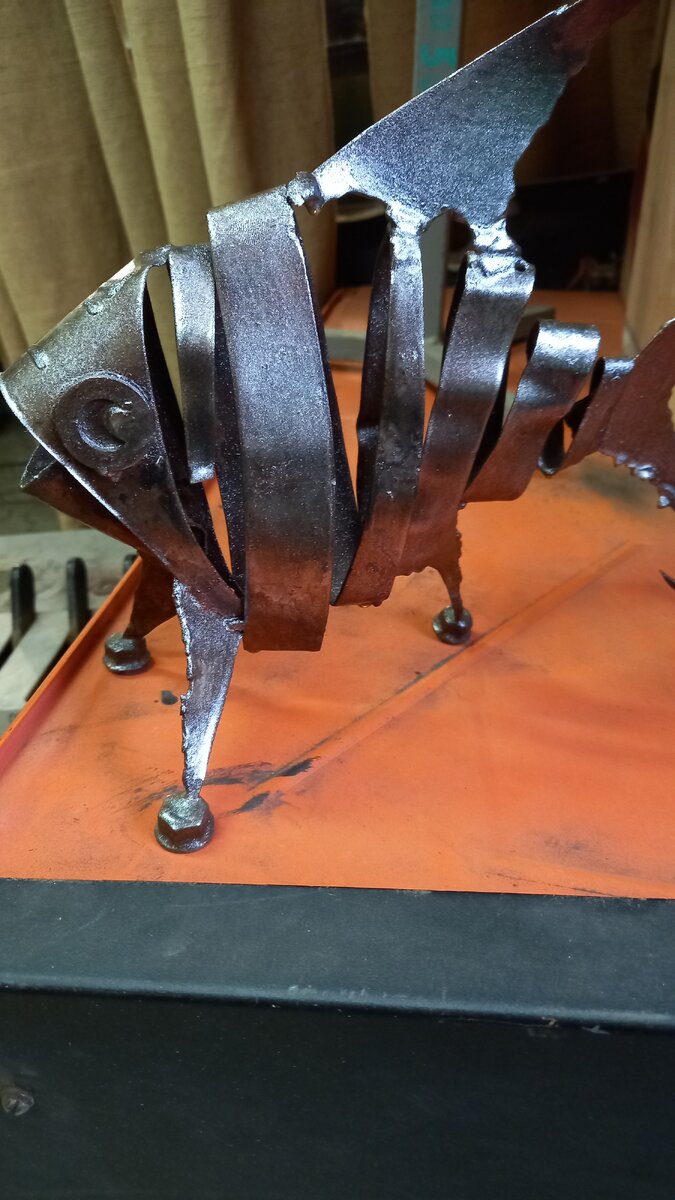 Обрезки листового металла превратились в рыбу.