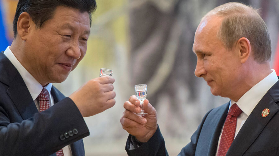 Президент России Владимир Путин (справа) и председатель Китайской народной республики Си Цзиньпин в Шанхае. /фото: Сергей Гунеев / РИА Новости