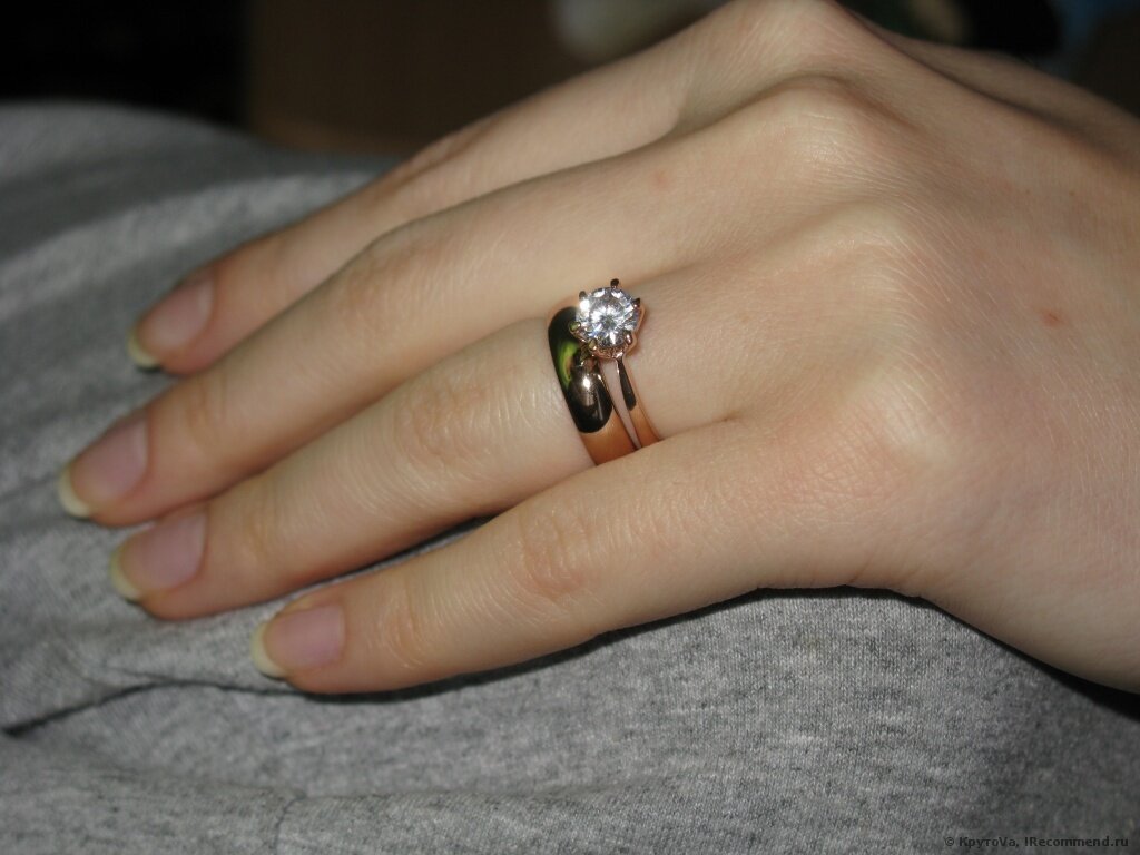 Обручальное и помолвочное кольцо. Двойное кольцо обручальное и помолвочное. Обручальное и помолвочное кольцо на одном пальце. Помолвочное и обручальное кольцо на руке. Замужние золотые кольца