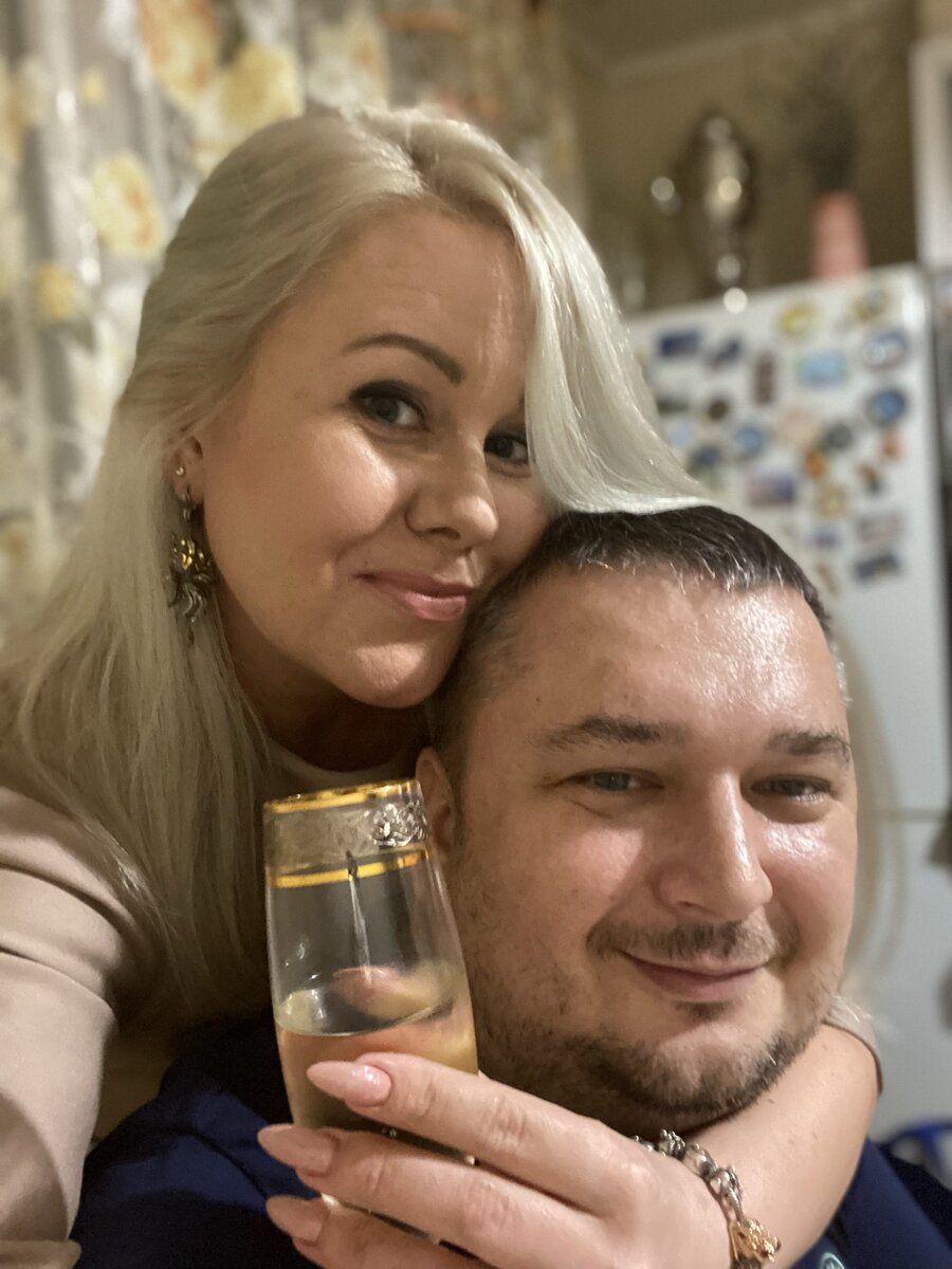 Давно не виделись😁. Это мы в Новогоднюю ночь. С Наступииииившиииим😂. Автор с мужем. Фото автора.