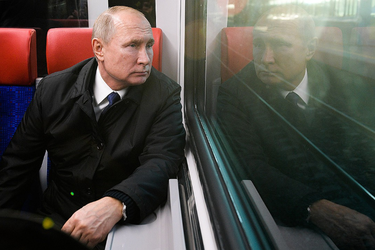 Президент России Путин в электропоезде. Источник - """Яндекс.Картинки