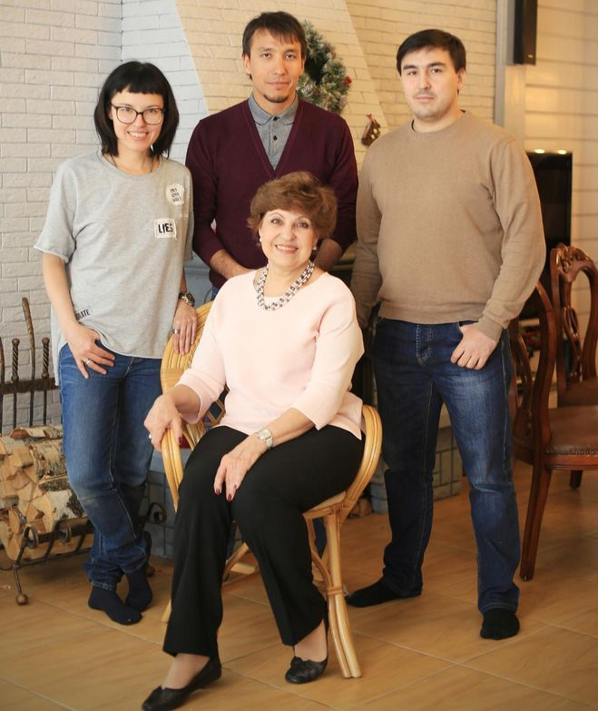 Какая семья у политолога Дмитрия Абзалова, кто его родители, есть ли жена и дети