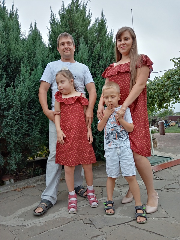 Шахтинская семья Фоминых: Анна и Сергей, Маша и Саша. Дети – воспитанники РЦ «Добродея».