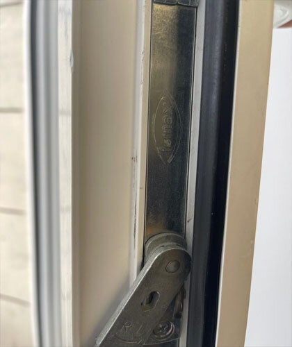 Блокировка поворота створки