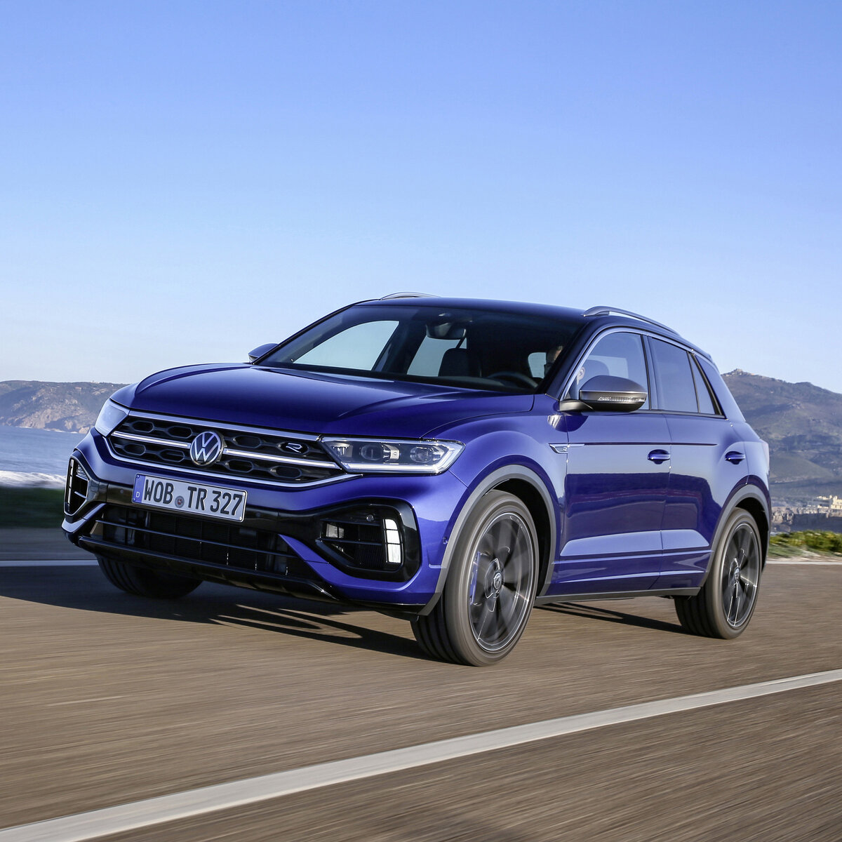 Volkswagen T-Roc R стрелой летит по шоссе, но может и съехать с него. 