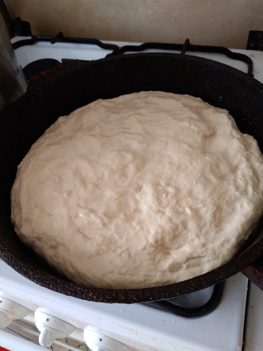 Распредилили равномерно на сковороде .