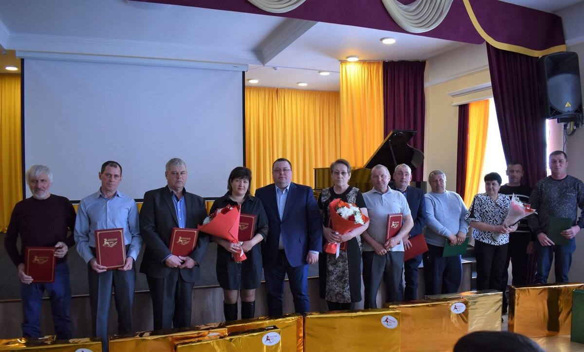 Работников отрасли поздравили Глава района Сергей Демидов и первый заместитель министра строительства, архитектуры и жилищно-коммунального хозяйства РТ Алексей Фролов. 
Торжественную часть предварило рабочее совещание с руководителями сферы ЖКХ.

"Сегодня к коммунальным службам и предприятиям ЖКХ приковано пристальное внимание жителей, общественности, государственных органов, предъявляются самые высокие требования и ожидания. Уверен, что ваш профессионализм, опыт и ответственное отношение к делу помогут и дальше успешно справляться с задачами социально-экономического развития нашего района.
От всей души желаю вам новых успехов в ответственной и очень нужной работе, крепкого здоровья, счастья и благополучия!" - поздравил тружеников ЖКХ Сергей Демидов.
В завершении алексеевцы получили ведомственные награды, Благодарственные письма Главы района и ценные подарки.

Подробнее: http://alekseyevsk.ru/news/prazdniki/v-alekseevskom-chestvovali-rabotnikov-sfery-zhkkh