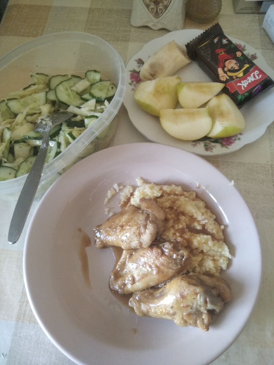 На обед крылышки в соевом соусе с пшеном , салат из капусты и огурцов, фрукты,конфета