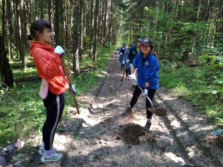 Волонтеры расставляют пограничные аншлаги