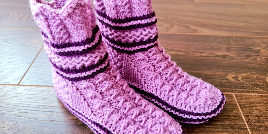 Домашние тапочки-сапожки на 2 спицах.