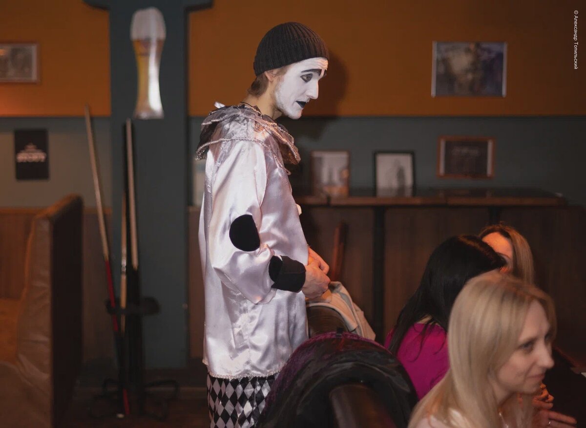 Артист театра Олег Васейко в ролик духа Вертинского