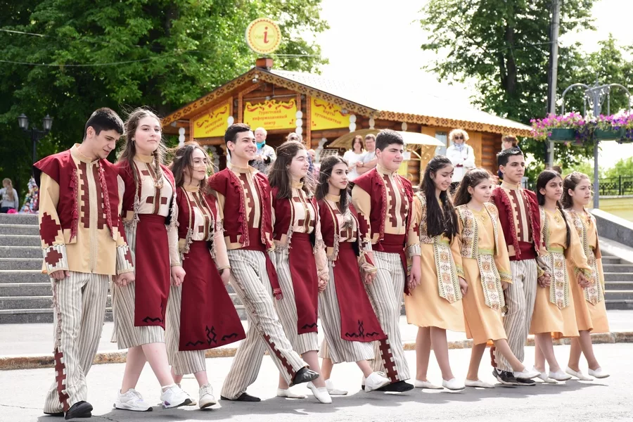 Армянские танцы. Кочари танец. Кочари армянский танец. Танец Армении национальный Кочари ток.
