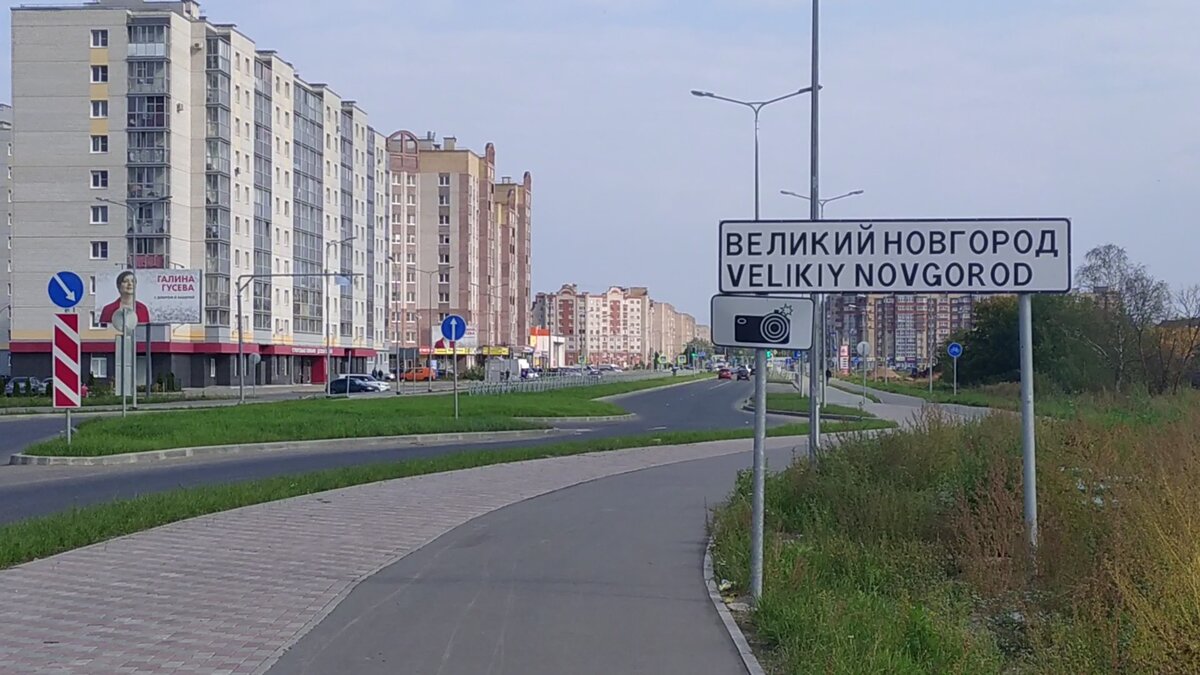 С переводом латиницей и предупреждением о фото- и видеофиксации на всём протяжении города 