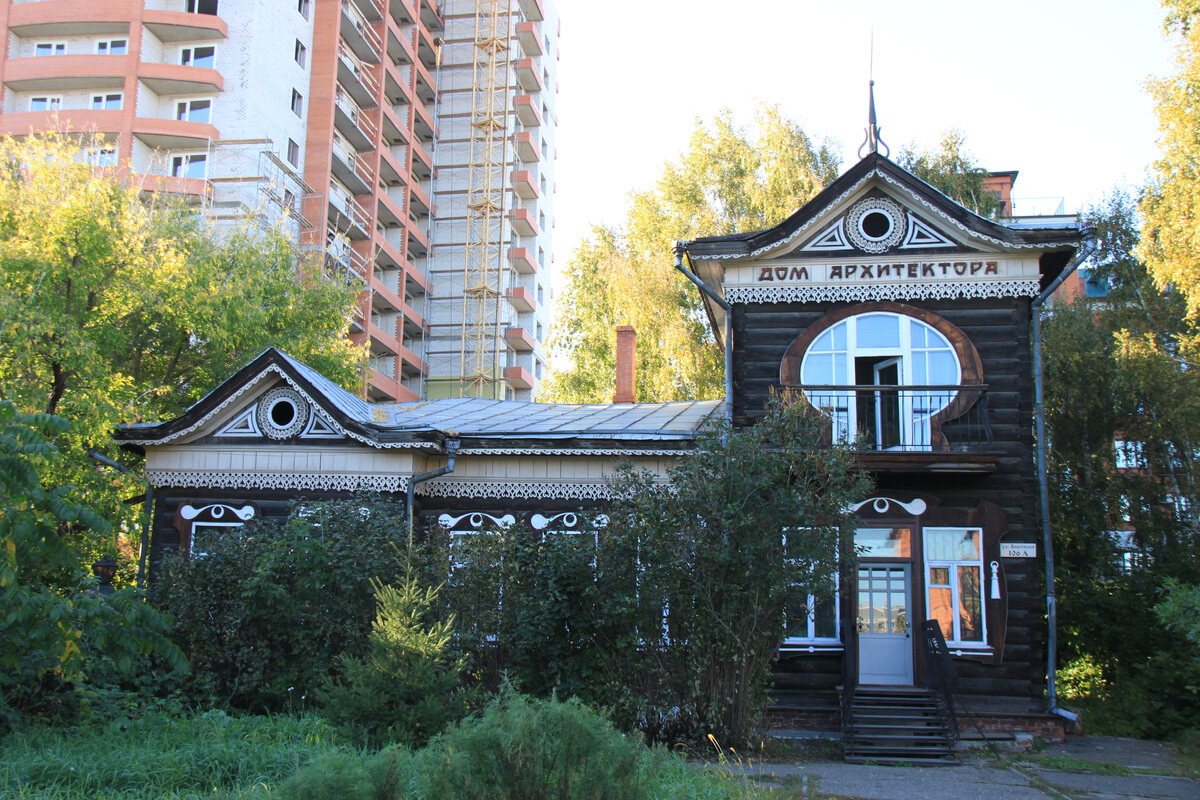 Самое приличное деревянное здание и то изуродовали белыми пластиковыми окнами