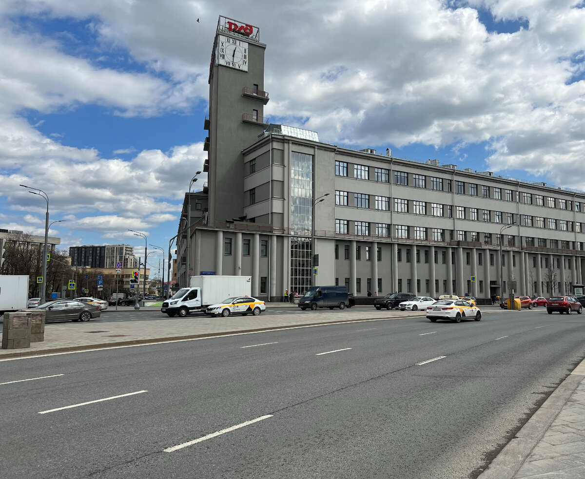 Предыдущий снимок я обработал, чтобы ярче смотрелся. На самом деле, цвет здания такой. Фото 2022, моё.