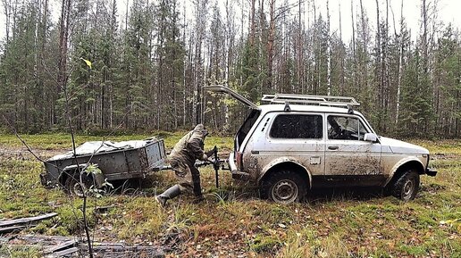 Срочная операция по спасению прицепа из леса.