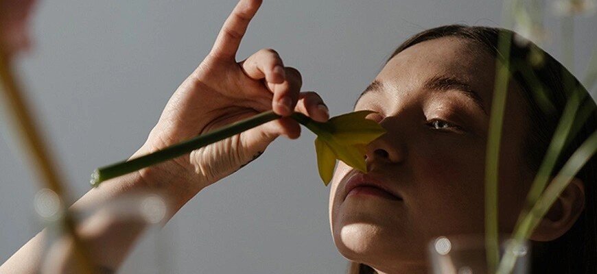 Вдыхание ароматов цветка © Pexels