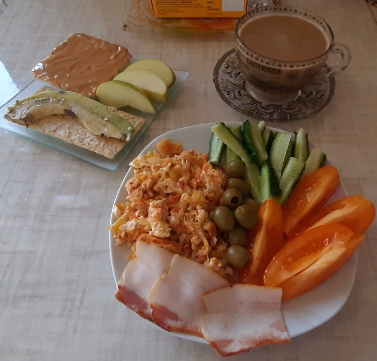 Основное блюдо: остатки овощного рагу залила яйцом и обжарила. Очень понравился бутерброд на амарантовом хлебце: авокадо солим, перчим и сбрызгиваем лимонным соком.