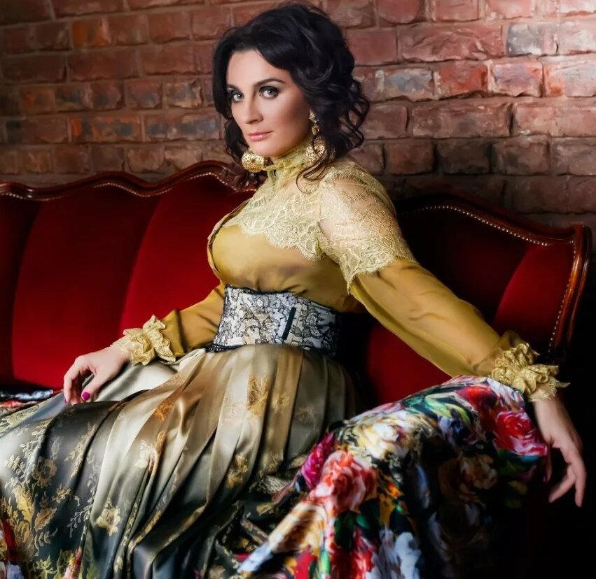 После долгого перерыва Елена, видимо, немного откорректировала свой женственный стиль в современном ключе