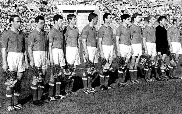 Сборная клубов СССР перед матчем (справа налево): Валентин Бубукин, Владимир Маслаченко, Александр Медакин, Николай Маношин, Валерий Воронин, Гиви Чохели, Виктор Понедельник, Анатолий Маслёнкин, Слава Метревели, Михаил Месхи, Борис Батанов. 