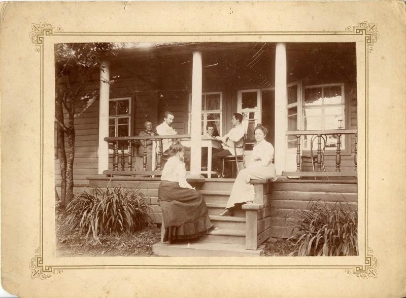 Семья на дачной веранде. Неизвестный автор, 1890-е, МАММ/МДФ.