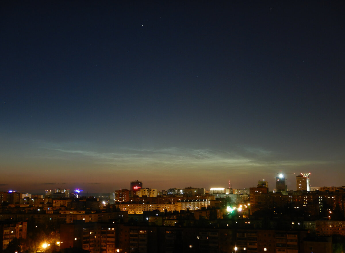 Первые серебристые облака в Самаре в 2022 году. Листайте галерею.