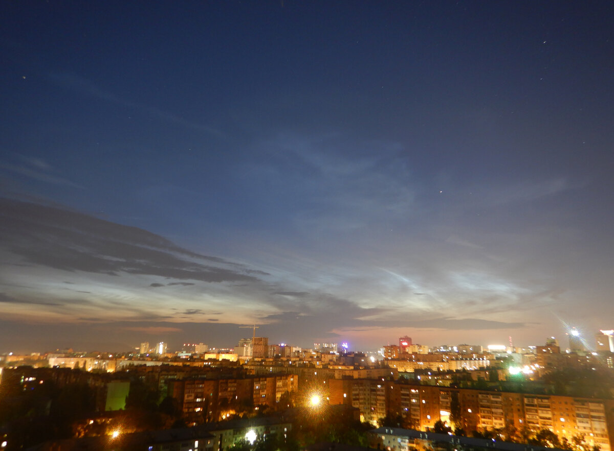 Самая яркая звезда на фотографиях - это Капелла (α Возничего)