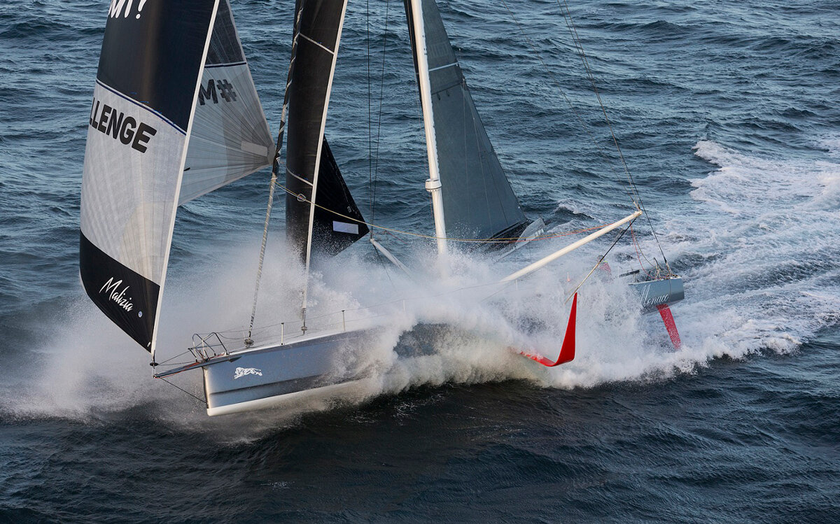 Рис. 1. На фото Фрагмент океанской гонки  Vendee Globe. Грот уравновешен двумя передними парусами: огромным геннакером и стакселем. Яхта сбалансирована и устойчива на курсе и буквально летит на подводных крыльях (фойлах).