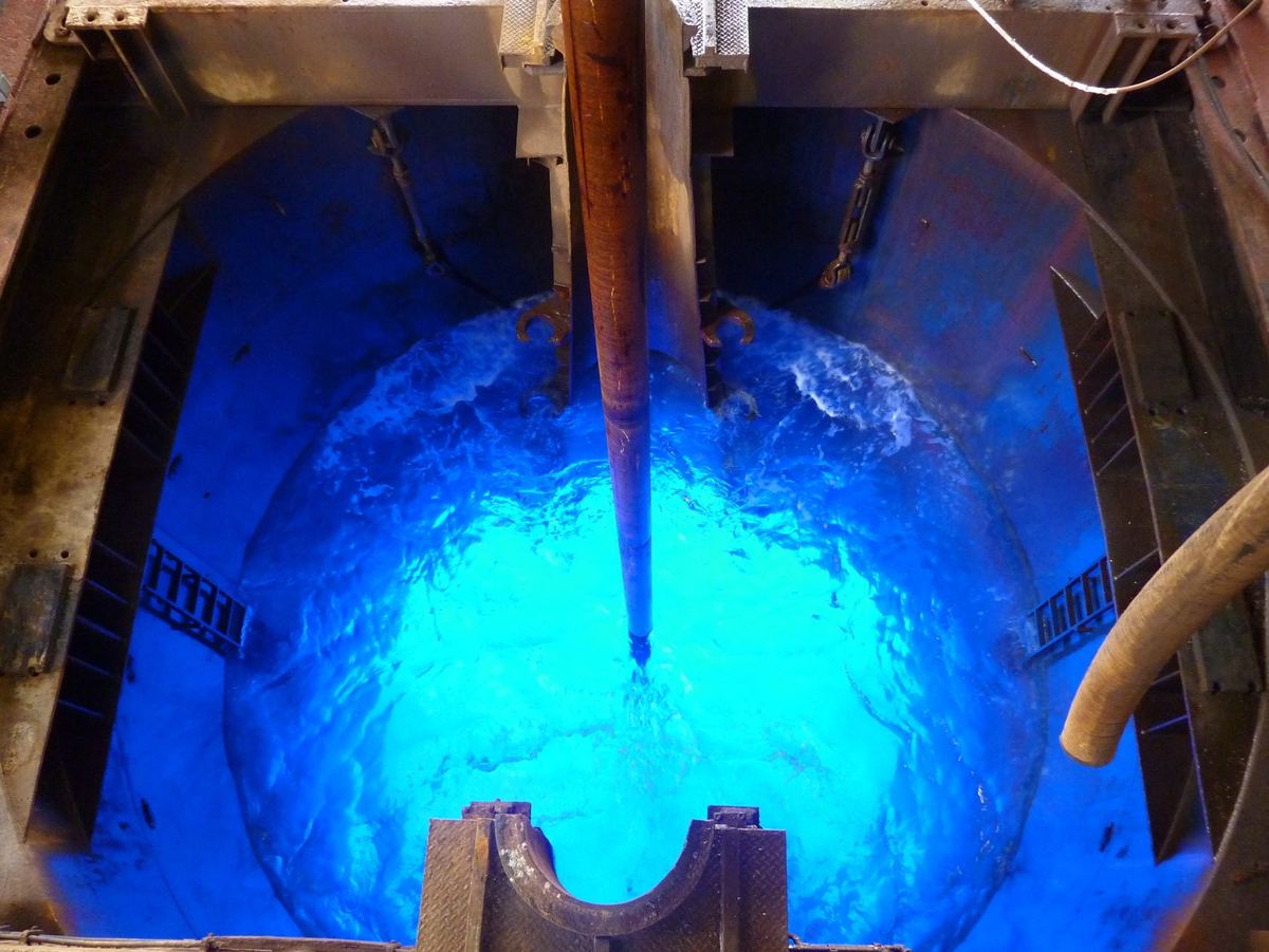 Вид с палубы корабля JOIDES Resolution во время бурения керна. IODP 