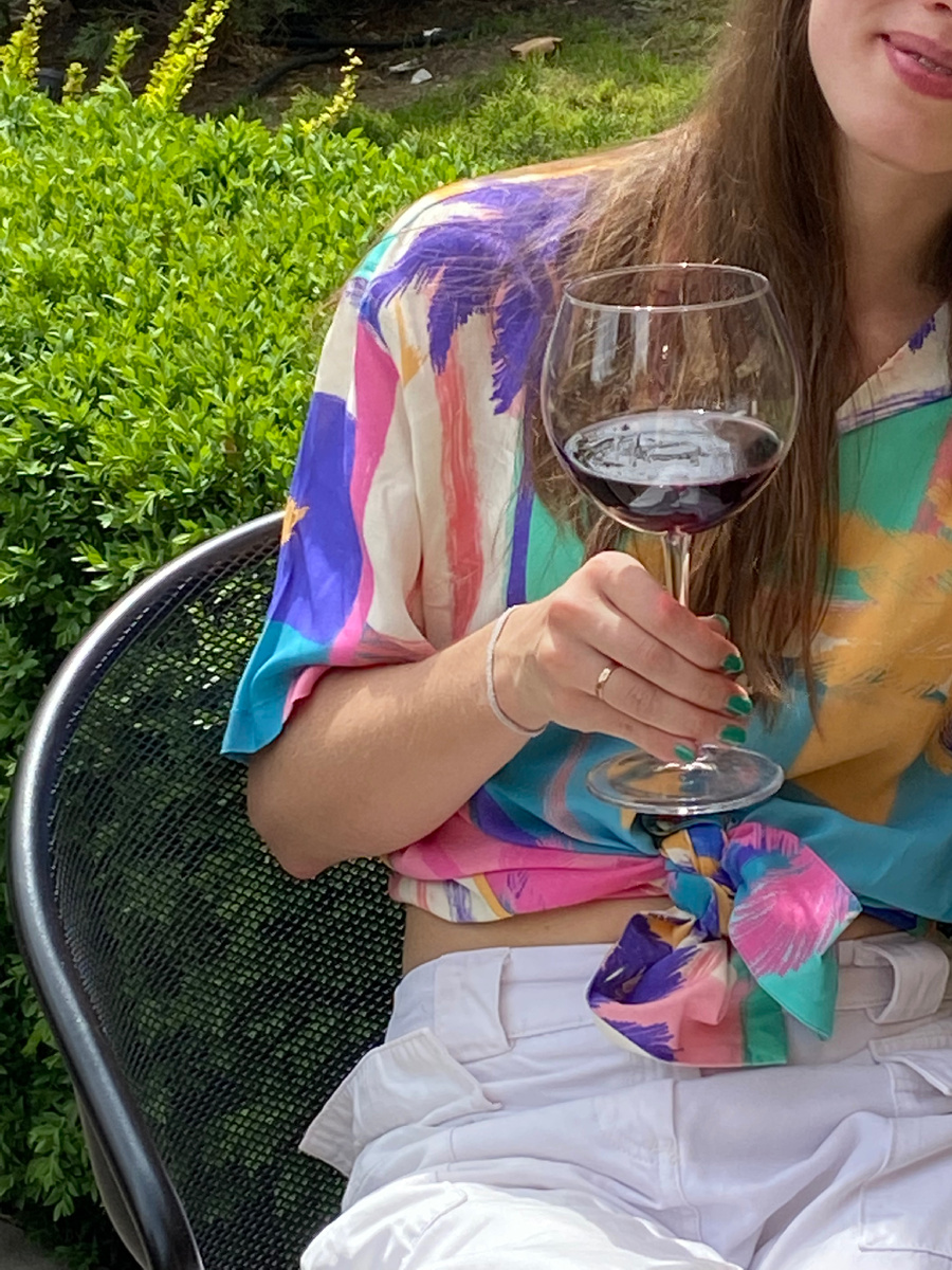 Могла бы как нормальный человек пить вино на летней веранде