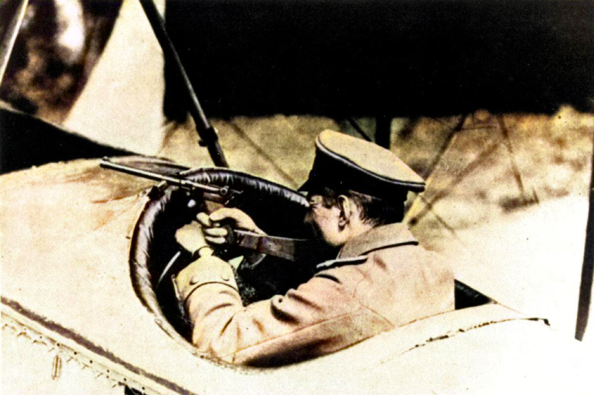 Германский летчик в кабине аэроплана держит в руках lange Pistole 08 с примкнутым деревянным прикладом