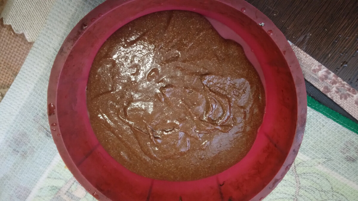 Тесто не слишком густое, чтобы легко наливалось