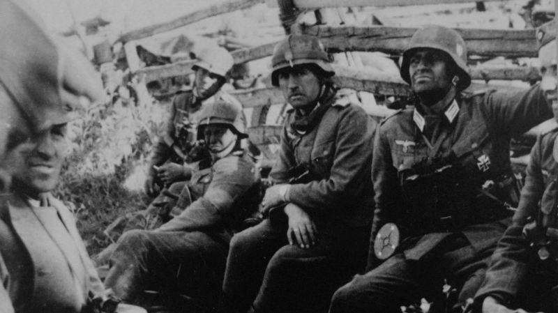 Немецкие солдаты и офицеры в ожидании приказа о начале атаки 22 июня 1941 года. 