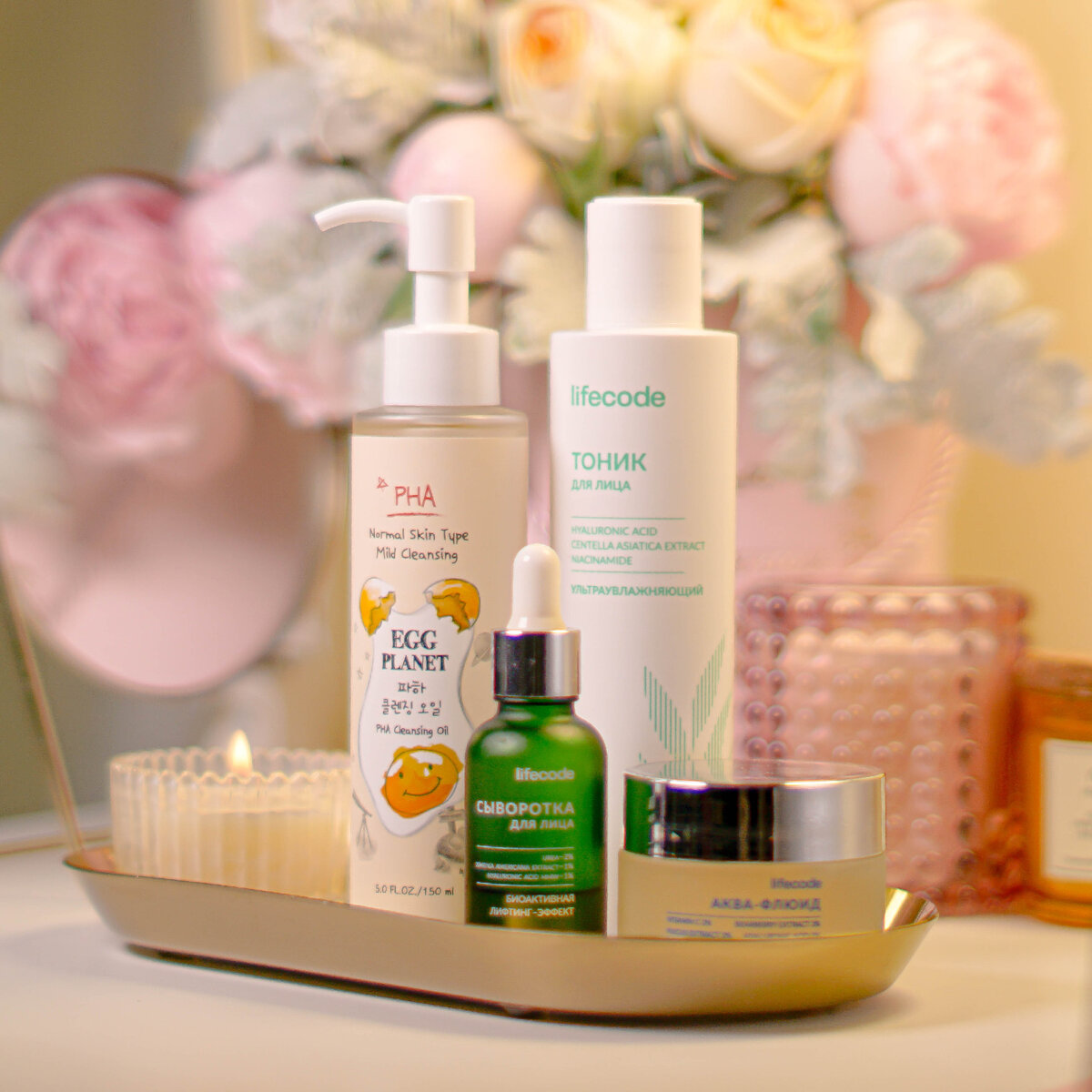 какую косметика для лица выбрать. девушка выбирает крем. уход за лицом. косметика для лица. какую косметика для лица выбрать.