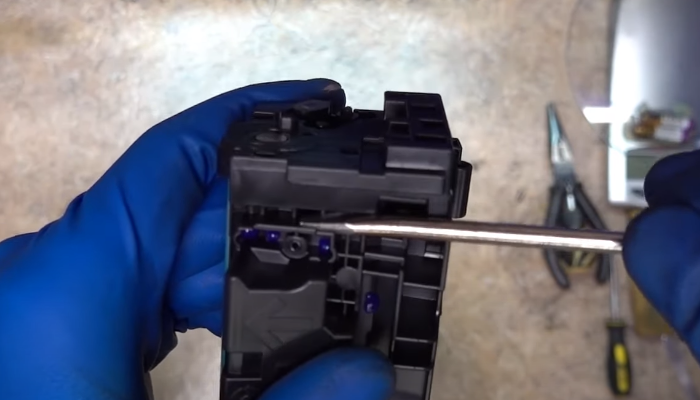 Фото 11. Приподнимаем одну часть картриджа