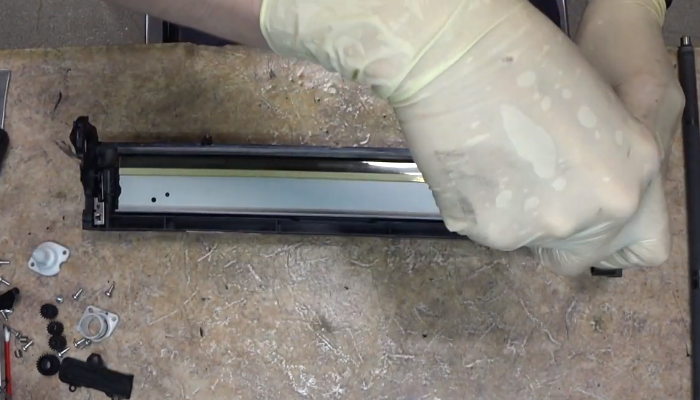 Фото 46. Наносим смазку для пластиковых шестеренок на втулки, на которых вращается фотобарабан 