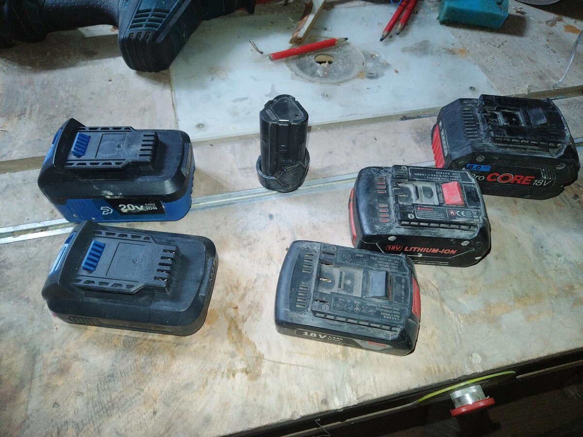 Вот такая номенклатура АКБ прописалась в моей мастерской - не очень удобно.