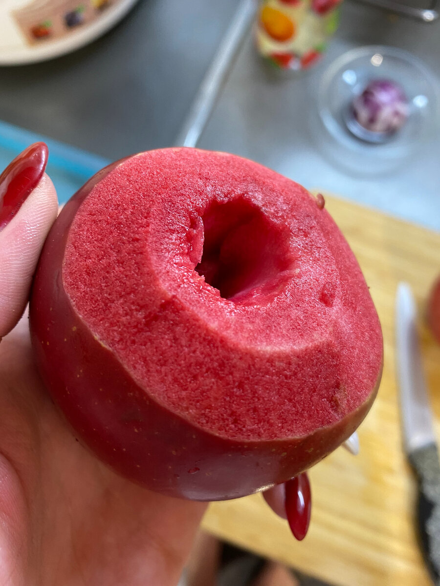 Удивительное яблоко. И как я сразу не поняла, что это послание?! 