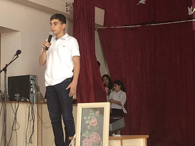 В Степанакертской школе с обучением на русском языке состоялась церемония передачи учебников. Фоторепортаж