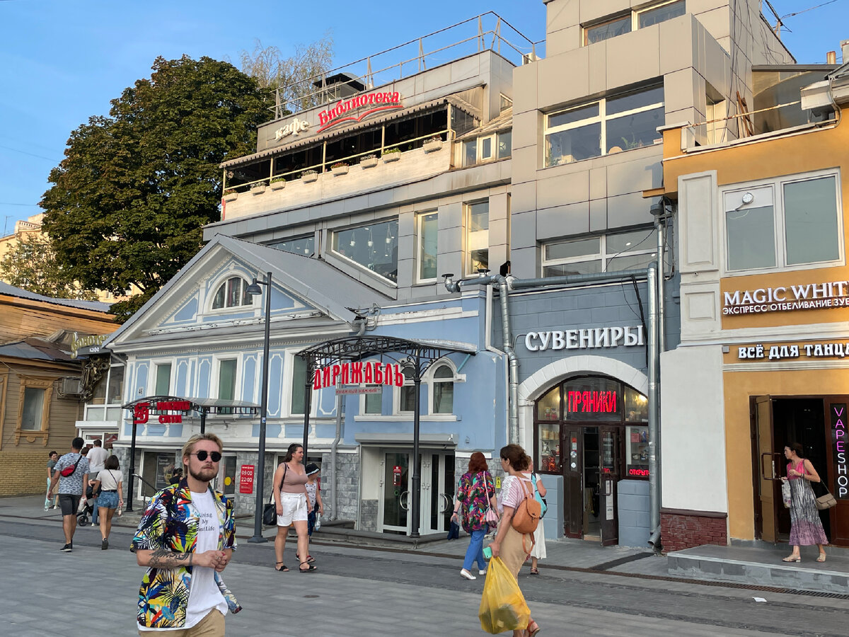 Легендарный книжный магазин «Дирижабль». Раньше было три этажа книг, теперь осталось два. Но зато до сих пор живо кафе «Библиотека». Напишу про него. Запредельно вкусно и бюджетно при этом. 