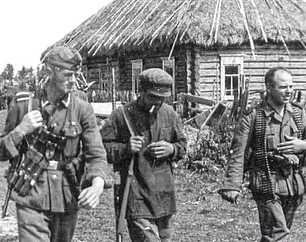 предатели партизан. полицай в великую отечественную войну. допрос фашиста в великую отечественную войну. повешенные коллаборационисты ландсберг. подполье в годы войны.