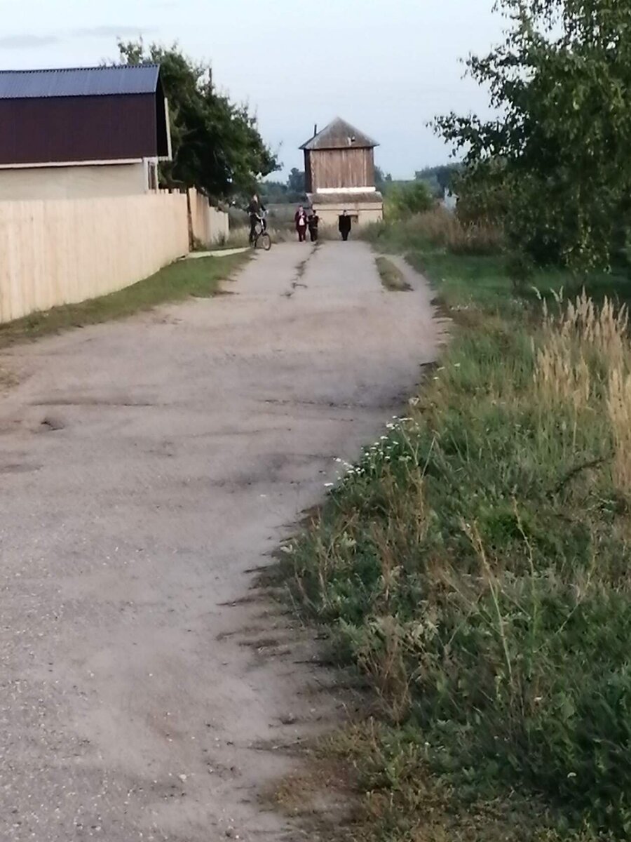 Фото автора. Второй - верхний въезд в село.